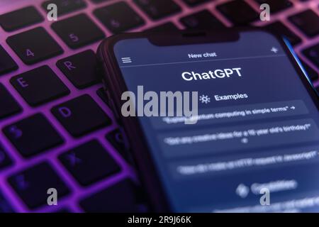 Antalya, Turquie - 8 mai 2023: Gros plan de ChatGPT est affiché sur l'écran du smartphone. ChatGPT chatbot, alimenté par la technologie avancée de l'intelligence artificielle de l'ai ouvert. Banque D'Images