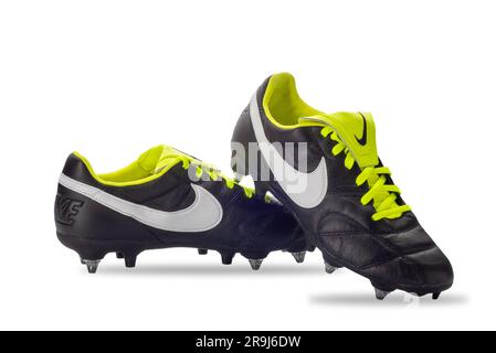 Italie - 23 juin 2023 : chaussures DE football NIKE Premiere II SG-PRO AC, noires avec lacets verts et avec logo blanc, isolées sur du blanc Banque D'Images