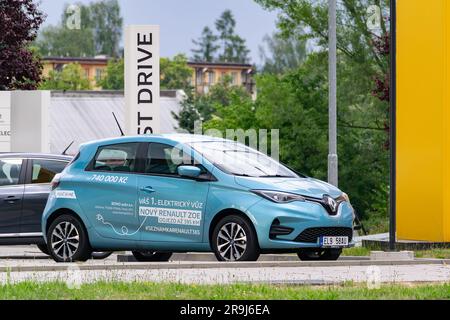 OSTRAVA, RÉPUBLIQUE TCHÈQUE - 21 JUIN 2023 : la voiture électrique Renault Zoe est présentée chez le concessionnaire pour un essai routier Banque D'Images