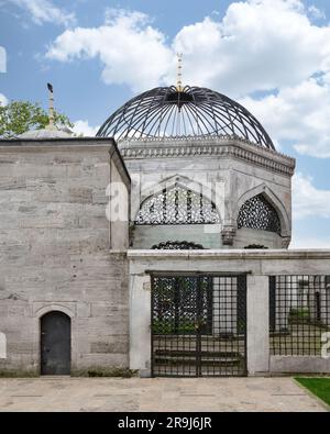 Tombeau de l'Emetullah Rabia Gulnus Valide Sultan attaché à la mosquée Yeni Valide I, ou Yeni Valide Camii, une mosquée ottomane de 18th siècles située dans le district d'Uskudar, du côté asiatique d'Istanbul, Turquie Banque D'Images