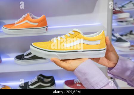 17 août 2022, Antalya, Turquie: Vans sport chaussures ou baskets confortables sur le comptoir du magasin Banque D'Images