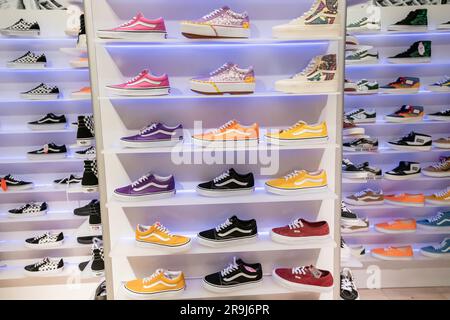 17 août 2022, Antalya, Turquie: Vans sport chaussures ou baskets confortables sur le comptoir du magasin Banque D'Images