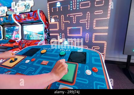 25 août 2023, Antalya, Turquie: Fille jouant à des jeux vidéo d'arcade dans la zone de divertissement dans le centre commercial Banque D'Images