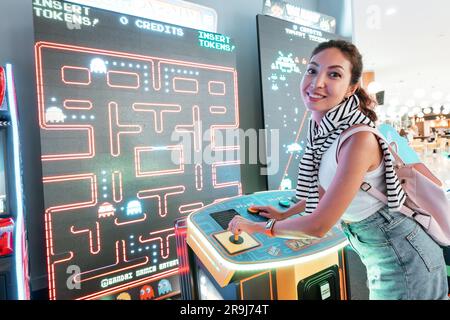 25 août 2023, Antalya, Turquie: Fille jouant à des jeux vidéo d'arcade dans la zone de divertissement dans le centre commercial Banque D'Images