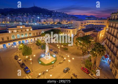Salerno, Italie paysage urbain au-dessus de Pizza Vittorio Veneto et la gare principale à l'aube. Banque D'Images