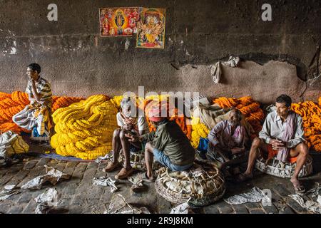 Marigold Garland Traders au marché aux fleurs de Mullick Ghat, Kolkata, Inde Banque D'Images