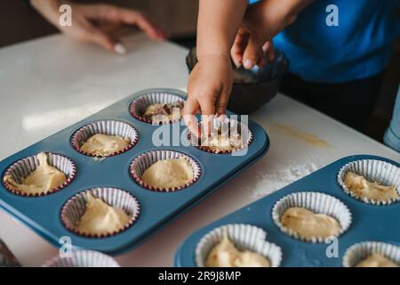 Du dessus de la récolte le chef anonyme de la préparation de la pâtisserie pour la cuisson à la table Banque D'Images