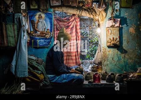 Un fabricant de statues travaille à la finition des têtes d'idole à Kumortuli, Kolkata, Inde Banque D'Images