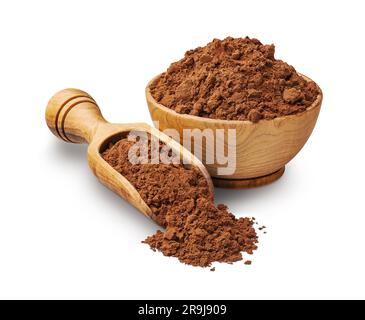 Poudre de cacao dans un bol en bois isolé sur blanc Banque D'Images