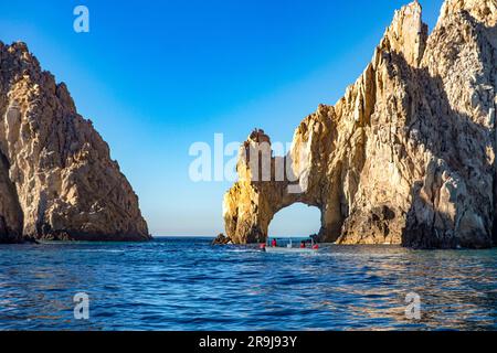 Touristes visitant l'arc de Cabo San Lucas naviguant le long du golfe de Californie qui joint la mer de Cortez avec l'océan Pacifique à la fin du pays Banque D'Images