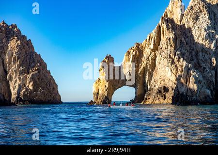 Touristes dans l'arche de Cabo San Lucas voile le golfe de Californie qui joint la mer de coupures avec l'océan Pacifique à la fin de la terre à Baja Banque D'Images