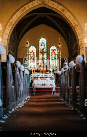 Un gros plan de l'intérieur d'une église avec de nombreux ragoûts en bois vides disposés en rangées nettes Banque D'Images