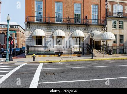 Le bar et restaurant Cheers, attraction touristique de Boston, possède une réplique du site. Les étages supérieurs, ancien manoir, sont désormais un lieu de mariage et d'événement. Banque D'Images