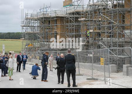 Poundbury, Dorchester, Dorset, Royaume-Uni. 27th juin 2023. Le Roi Charles III et la Reine Camilla visitent Poundbury à Dorset et sont accueillis par de grandes foules de bien-être alors qu'ils dévoilent une plaque commémorant l'achèvement de la place de la Reine mère et ouvrent le nouveau jardin du Duc d'Édimbourg. Le Roi et la Reine lors d'une promenade autour du chantier de construction. Crédit photo : Graham Hunt/Alamy Live News Banque D'Images