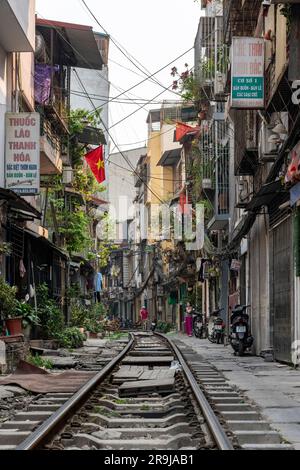 Hanoï, Vietnam-avril 2023 ; vue à angle bas sur les voies de chemin de fer sur la célèbre ligne à travers le centre de la ville quartier résidentiel près de la proximité de ho Banque D'Images