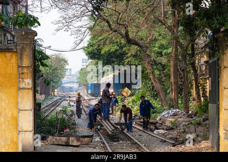 Hanoï, Vietnam-avril 2023 ; admirez les voies ferrées avec des travailleurs effectuant des travaux d'entretien sur la célèbre ligne à travers le centre de la ville près de proxim Banque D'Images