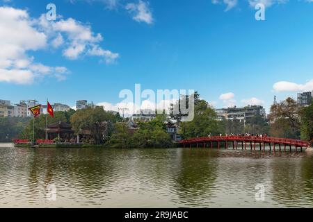 Hanoï, Vietnam-avril 2023; vue du pont Huc à la porte d'entrée du temple bouddhiste sacré Ngoc son dans le lac Hoan Kiem qui se connecte à t Banque D'Images