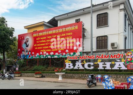 Bac Ha, Vietnam-avril 2023; panneau de propagande communiste sur le côté d'un bâtiment dans la ville connu pour son marché du dimanche où se rencontrent principalement à la trad Banque D'Images