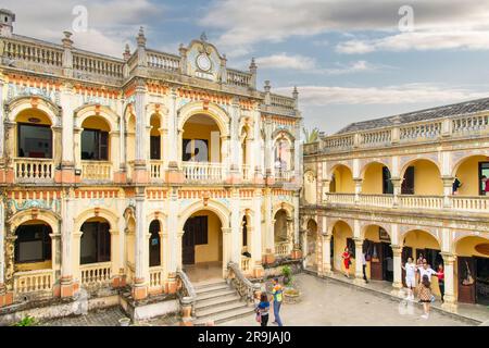 Bac Ha, Vietnam-avril 2023 ; vue en grand angle de la cour de Hoang A Tuong Palace délabré avec un mélange de styles architecturaux européens et chinois Banque D'Images