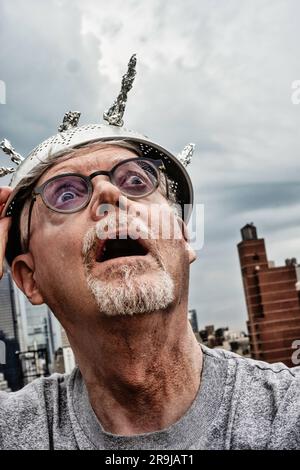 Homme portant un chapeau de Tinfoil en raison de la superstition de l'activité extraterrestre et des événements paranormaux, 2023, États-Unis Banque D'Images