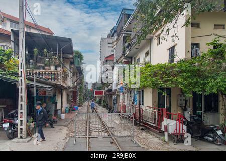 Hanoï, Vietnam-avril 2023 ; admirez les voies ferrées sur la célèbre ligne à travers le centre de la ville quartier résidentiel près de la proximité des maisons, maintenant Banque D'Images