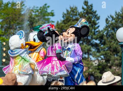 Paris, France - 02 juin 2023 : spectacle en représentation le matin sur la place centrale à l'occasion du 30th anniversaire de Disneyland Paris. Banque D'Images