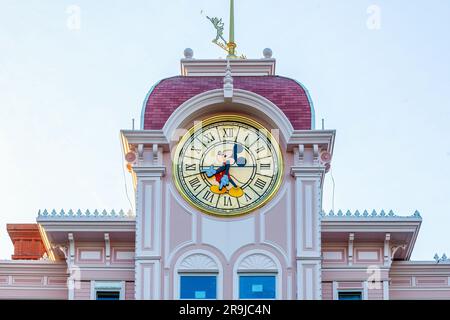 Paris, France - 02 juin 2023 : Mickey Mouse Clock est au sommet de l'hôtel à l'entrée du parc Disneyland. Banque D'Images