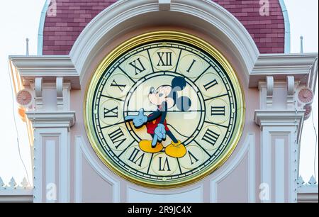 Paris, France - 02 juin 2023 : Mickey Mouse Clock est au sommet de l'hôtel à l'entrée du parc Disneyland. Banque D'Images