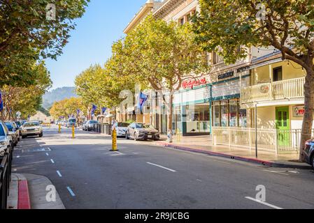 Vue sur la rue Alvarado, la rue principale du centre-ville de Monterey, le matin ensoleillé Banque D'Images