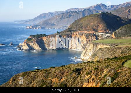 Vue sur la côte rocheuse de Californie et le pont de Bixby l'après-midi ensoleillé de l'automne Banque D'Images
