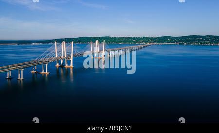 Une vue aérienne du pont du gouverneur Mario M. Cuomo qui se trouve au-dessus de la rivière Hudson Banque D'Images