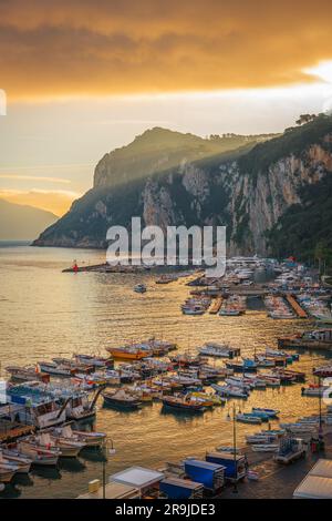 Capri, Italie, vue sur Marina Grande le matin. Banque D'Images