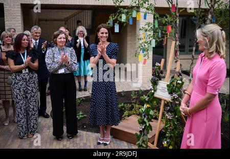 La princesse de Galles avec Edwina Grosvenor (à droite) fondatrice de l'association caritative One Small Thing lors d'une visite dans la communauté résidentielle de Hope Street à Southampton, Hampshire, pour ouvrir officiellement leur communauté pionnière qui pilotera une nouvelle approche pour soutenir les femmes dans le système de justice. Date de la photo: Mardi 27 juin 2023. Banque D'Images