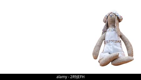 Le lapin Tilda fait à la main dans des vêtements blancs pour décorer la maison sur un fond blanc pour décorer l'appartement. Photo de haute qualité. Pour le texte Banque D'Images