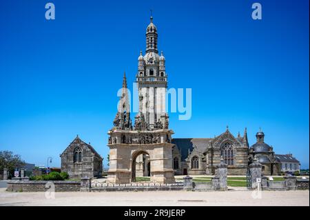 Enceinte paroissiale historique avec église, ossuaire et triomphateur dans le village de Pleyben en Bretagne, France Banque D'Images