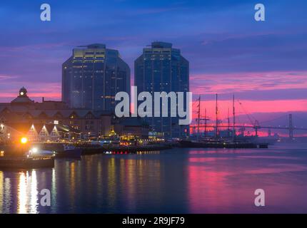 HALIFAX, NOUVELLE-ÉCOSSE, CANADA. Halifax front de mer Port avec des bâtiments commerciaux et financiers et des restaurants de premier plan, pont MacDonald Banque D'Images