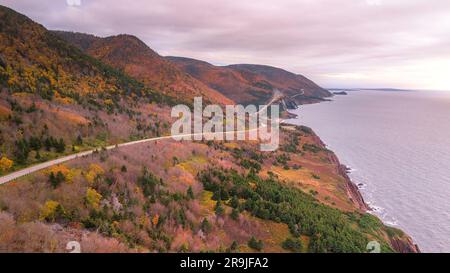 Superbes vues aériennes sur Cabot Trail au-dessus de Cap Rouge, les Hautes-terres du Cap-Breton au pic de la saison d'automne avec des arbres feuillus de couleur mixte. Banque D'Images