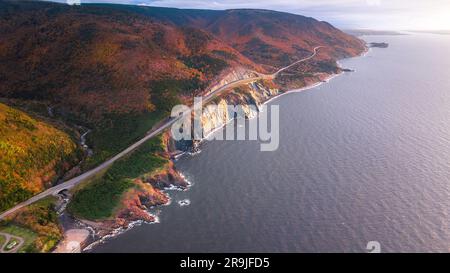 Superbes vues aériennes sur Cabot Trail au-dessus de Cap Rouge, les Hautes-terres du Cap-Breton au pic de la saison d'automne avec des arbres feuillus de couleur mixte. Banque D'Images