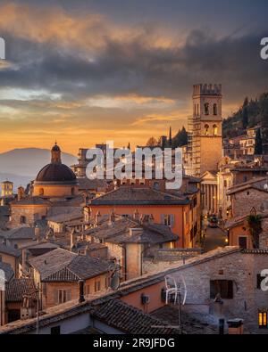 Assisi, Italie, toit en haut d'une colline, horizon de la vieille ville à la tombée de la nuit. Banque D'Images