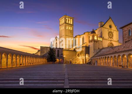 Assise, Italie avec la basilique Saint François d'Assise au crépuscule. Banque D'Images