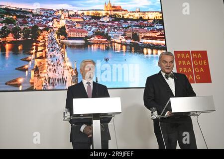 Prague, République tchèque. 27th juin 2023. Prague, République tchèque. 27/06/2023, le Président tchèque Petr Pavel, à gauche, et le Maire de Prague Bohuslav Svoboda, à droite, font un exposé à la presse lors de la visite officielle du Président dans la capitale, à 27 juin 2023, à Prague, en République tchèque. Crédit : vit Simanek/CTK photo/Alay Live News Banque D'Images