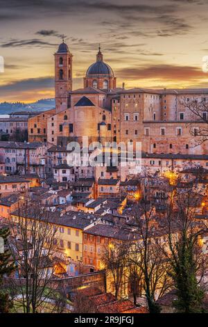 Urbino, Italie cité médiévale fortifiée dans la région des Marches à l'aube. Banque D'Images