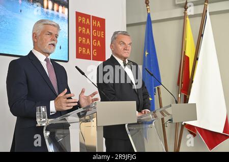 Prague, République tchèque. 27th juin 2023. Prague, République tchèque. 27/06/2023, le Président tchèque Petr Pavel, à gauche, et le Maire de Prague Bohuslav Svoboda, à droite, font un exposé à la presse lors de la visite officielle du Président dans la capitale, à 27 juin 2023, à Prague, en République tchèque. Crédit : vit Simanek/CTK photo/Alay Live News Banque D'Images