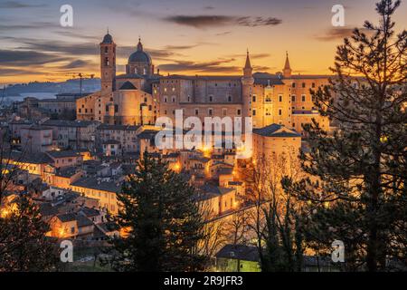 Urbino, Italie cité médiévale fortifiée dans la région des Marches à l'aube. Banque D'Images