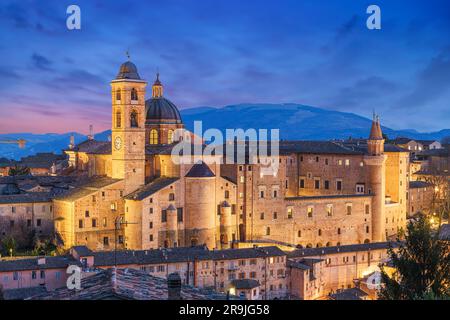 Urbino, Italie cité médiévale fortifiée dans la région des Marches à l'aube. Banque D'Images