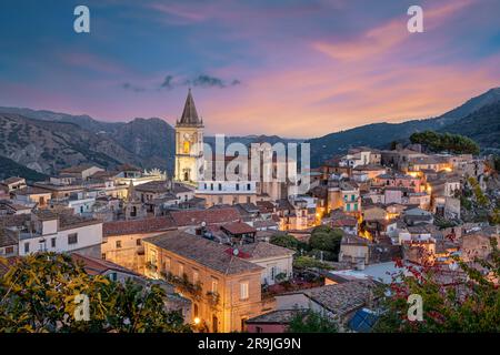 Novara di Sicilia, Sicile, Italie village à l'aube. Banque D'Images