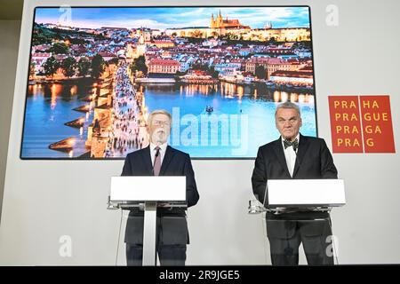 Prague, République tchèque. 27th juin 2023. Le président tchèque Petr Pavel, à gauche, et le maire de Prague Bohuslav Svoboda, à droite, font le point de presse lors de la visite officielle du président dans la capitale, à 27 juin 2023, à Prague, en République tchèque. Crédit : vit Simanek/CTK photo/Alay Live News Banque D'Images