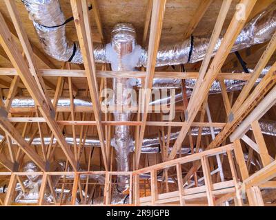 Nouvelles bouches d'aération pour climatiseur installées dans une nouvelle construction Banque D'Images