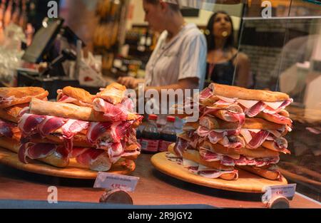 Sandwichs espagnols traditionnels dans le café Banque D'Images