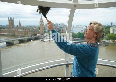 Madame Doubtfire, jouée par Gabriel Vick dans la production musicale du West End de Londres, donne un pode sur le London Eye lastminute.com un pur - reproduisant la scène de nettoyage emblématique du film de 1993. La comédie musicale basée sur le film original est en cours de lecture au Shaftesbury Theatre de Londres. Date de la photo: Mardi 27 juin 2023. Banque D'Images